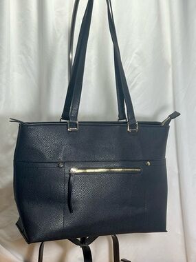 NWOT Classic Black faux Leather Tote/
shoulder bag Sleek Everyday Carry